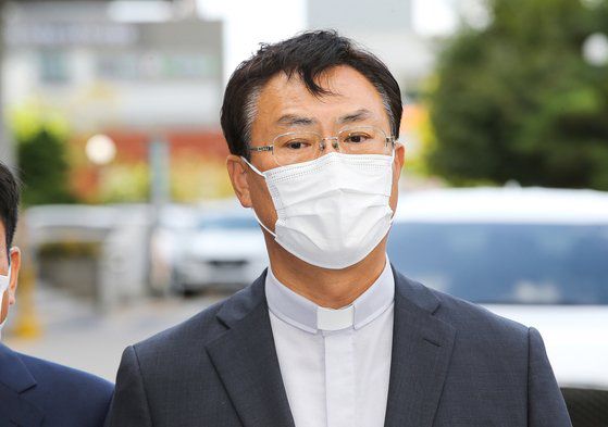 5·18 당시 헬기사격을 증언한 고(故) 조비오 신부에 대한 사자명예훼손 혐의로 기소된 전두환 전 대통령에 대한 결심공판이 열린 5일 광주 동구 광주지법 앞에서 조비오 신부 조카 조영대 신부가 취재진 질문에 답하고 있다. 프리랜서 장정필