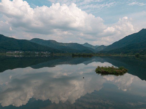 내장호의 아름다운 반영. [사진 한국관광공사]