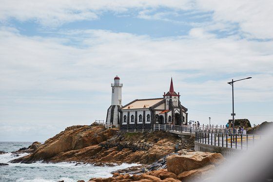 기장 선착장 인근의 죽성성당. [사진 한국관광공사]
