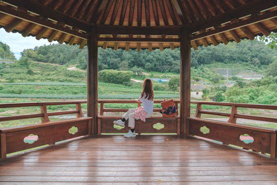 남대천변 정자에서 쉬고 있는 여행자의 모습. 의성읍 둘레길을 걸으며 앉아서 쉬어갈 수 있는 공간을 여럿 만나게 된다. [사진 한국관광공사]