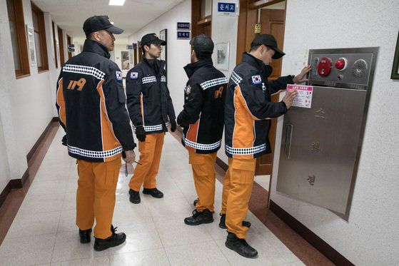 응급구조사를 포함한 소방대원의 모습. 송봉근 기자