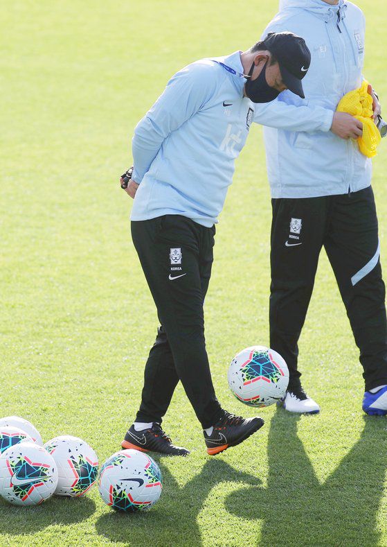 올림픽팀 훈련 도중 김학범 감독이 공을 차며 뭔가 생각에 잠겨있다. [뉴스1]