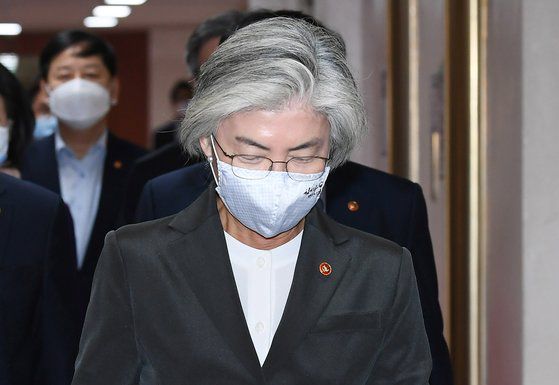 강경화 외교부 장관이 6일 오전 정부서울청사 국무회의실로 입장하고 있다. 뉴스1