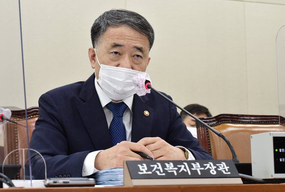 박능후 보건복지부장관이 7일 서울 여의도 국회 본관 보건복지위원회의실에서 열린 보건복지부-질병관리청 등 2020 국정감사에서 백종헌 국민의힘 의원 질의에 답하고 있다. 오종택 기자