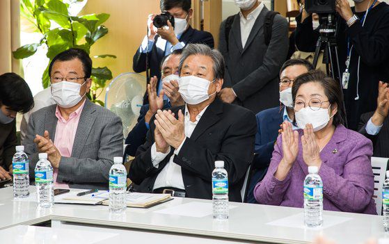 김무성 전 미래통합당 의원이 8일 오후 서울 마포구 마포현대빌딩에서 열리는 보수진영 최대 전,현직 의원모임인 '마포포럼' 세미나에서 김종인 국민의힘 비상대책위원장의 인사에 박수치고 있다. [오종택 기자]