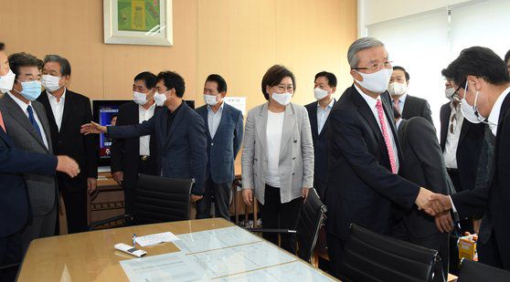 김종인 국민의힘 비대위원장이 8일 오후 서울 마포구에서 '더 좋은 세상으로 포럼(마포 포럼)' 초청 강연에 앞서 참석인사들과 악수하고 있다. [오종택 기자]