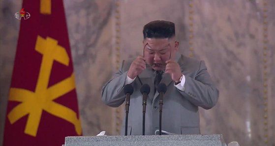 김정은 북한 국무위원장이 10일 노동당 창건 75주년 경축 열병식 연설 도중 울먹이고 있다. [조선중앙TV=뉴시스]
