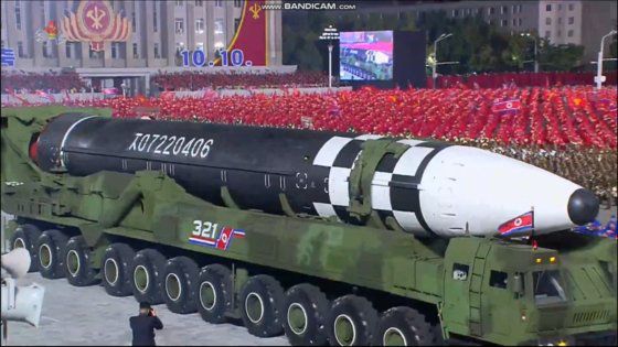 10일 열병식에서 공개된 신형 대륙간탄도미사일(ICBM)로 보이는 미사일. 이동형 미사일 발사대(TEL)의 차축이 11개(22륜)다. [조선중앙TV 캡처]