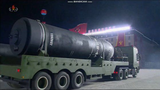 북한이 10일 당 창건일 열병식에서 공개한 신형 잠수함발사탄도미사일(SLBM)으로 보이는 북극성-4A. [조선중앙TV 캡처]