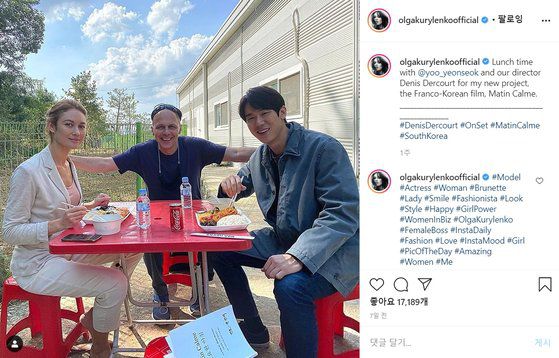 한국에서 프랑스 영화 '고요한 아침'을 촬영 중인 할리우드 배우 올가 쿠릴렌코(왼쪽부터)가 연출을 맡은 프랑스 감독 드니 데르쿠르, 상대역 배우 유연석. 극중 로맨스 호흡도 맞추게 된 쿠릴렌코와 유연석은 쿠릴렌코의 2주 격리 중 화상으로 첫인사를 나누고 촬영 첫날 현장에서 처음 만났다고. [사진 올가 쿠릴렌코 인스타그램]