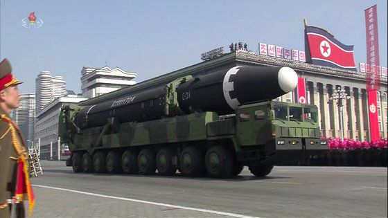 지난 2018년 2월 8일 조선중앙TV가 녹화 중계한 '건군절' 70주년 기념 열병식에서 이동식 발사차량(TEL)에 실린 대륙간탄도미사일(ICBM) '화성-15'가 공개됐다. [연합뉴스]