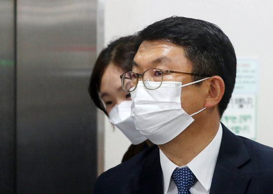 세월호 참사 당시 업무상 주의의무 위반 혐의 등으로 기소된 김석균 전 해양경찰청장이 12일 오후 서울 서초구 서울중앙지방법원에서 열린 1차 공판에 출석하며 취재진의 질문에 입을 닫고 있다. [뉴시스]