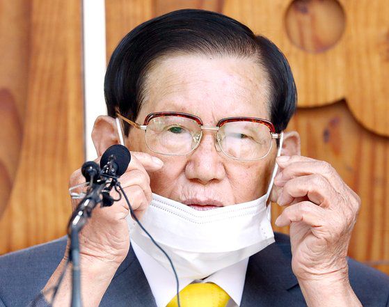 지난 3월 2일 경기도 가평군 신천지예수교 증거장막성전(신천지) 평화의 궁전에서 이만희 총회장이 기자회견을 열고 입장을 발표하고 있다. 중앙포토