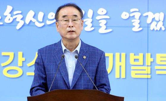 장세용 구미시장이 지난 7월 구미시청에서 구미강소특구 지정과 관련된 설명을 하고 있다. 뉴스1