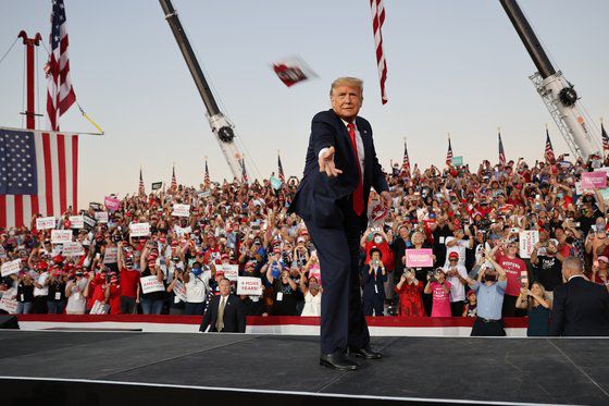 도널드 트럼프 미국 대통령이 지난 12일(현지시각) 코로나19 감염 이후 처음으로 공식 외부 유세에 나섰다. 이날도 트럼프 대통령은 마스크를 쓰지 않았다. [연합뉴스]