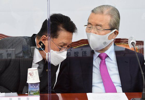 김종인 국민의힘 비상대책위원장과 정운천 국민통합위원장이 14일 국회에서 열린 국민통합위원회 제1차회의에서 대화를 나누고 있다. 오종택 기자