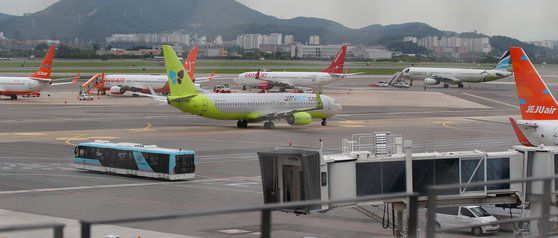 지난 7월 서울 김포공항 주기장에 저비용항공사(LCC) 소속 여객기들이 세워져 있다. 연합뉴스