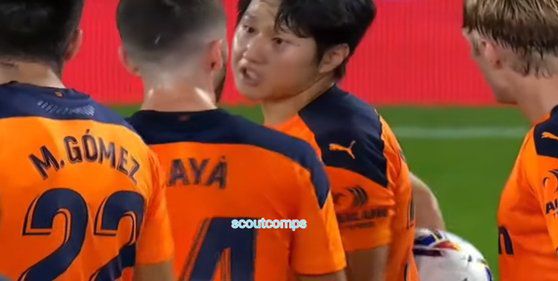 프리킥 기회를 놓고 팀 동료와 신경전을 벌이는 이강인. [발렌시아 유튜브 캡처]