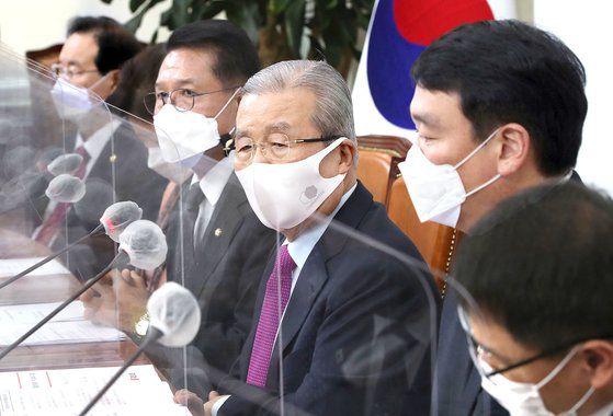 김종인 국민의힘 비상대책위원장(오른쪽 둘째)이 14일 국회에서 열린 회의에서 발언하고 있다. 이날 김 위원장은 ’내년 서울·부산시장 보궐선거는 국민 통합문제가 중요하다“고 말했다. 오종택 기자