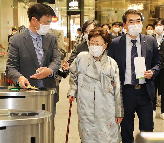 베를린 소녀상 철거 일단 보류 ... 이용수 할머니도 ’철거 반대“