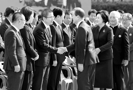 지난해 열린 40주년 부마민주항쟁 기념식에서 문재인 대통령이 황교안 당시 자유한국당 대표와 악수를 하고 있다. 청와대 사진기자단