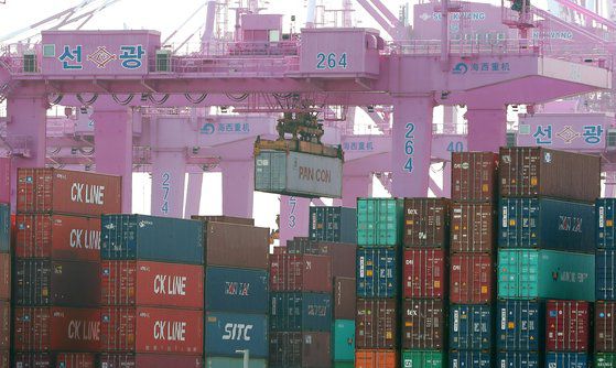 지난달 수출액은 전년 동월 대비 7.6% 증가한 480억4000만 달러를 기록했다. 사진은 인천신항 컨테이너 터미널의 모습. 뉴스1