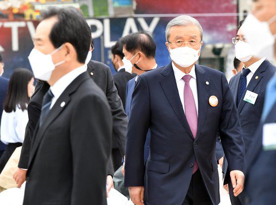 김종인 국민의힘 비상대책위원장이 16일 오전 부마민주항쟁 41주년 기념식에 참석했다. 왼쪽은 정세균 국무총리. 뉴시스