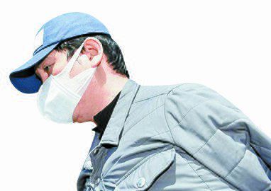 4월 26일 김봉현 전 회장이 수원여객 회삿돈을 빼돌린 혐의로 영장실질심사를 받기 위해 수원남부서 유치장에서 나오고 있다. [연합뉴스]