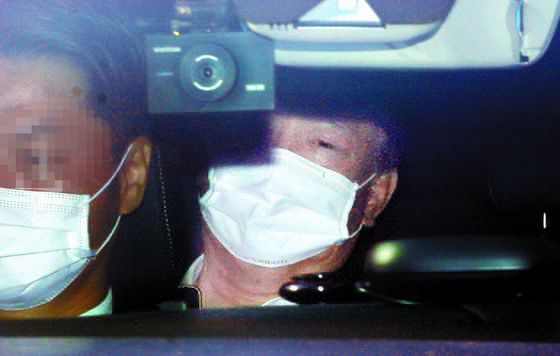 ‘라임 사태’ 수사를 놓고 갈등 중인 윤석열 검찰총장이 19일 대검찰청으로 출근하고 있다. [뉴시스]