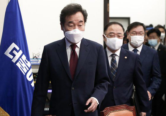 이낙연 더불어민주당 대표(왼쪽)는 이날 금태섭 전 의원의 탈당에 대해 ’아쉬운 일“이라고 했다. 오종택 기자