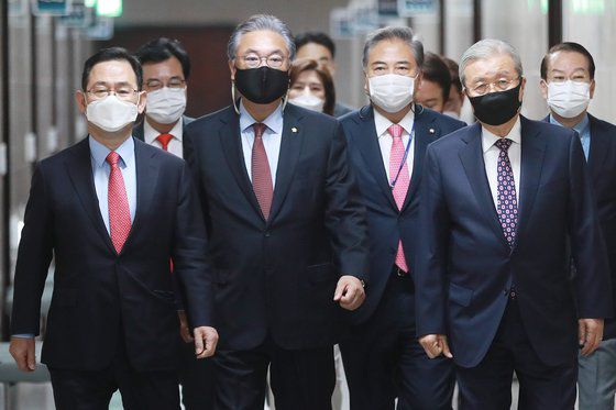 김종인 국민의힘 비상대책위원장(오른쪽)과 주호영 원내대표(왼쪽)를 비롯한 중진 의원들이 21일 비상대책위원장-중진의원 연석회의에 참석하고 있다. 이날 김 위원장은 ’금 전 의원을 한 번 만나볼 생각이 있다“고 했다. 오종택 기자