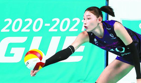 21일 오후 서울 장충체육관에서 열린 도드람 2020-2021 V리그 배구 여자부 흥국생명과 GS칼텍스의 경기.   경기 시작 전 흥국생명 김연경이 몸을 풀고 있다. [연합뉴스]