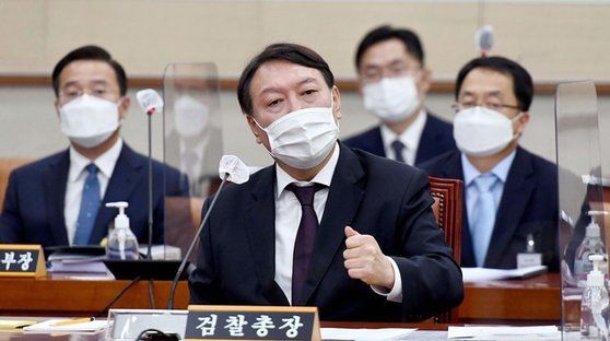 윤석열 검찰총장이 22일 서울 여의도 국회에서 열린 법제사법위원회의 대검찰청에 대한 국정감사에서 의원의 질의에 답변하고 있다. 뉴시스