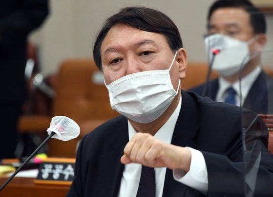 윤석열 검찰총장이 22일 국회에서 열린 법제사법위원회 대검찰청 국정감사에서 질의에 답변하고 있다. 오종택 기자