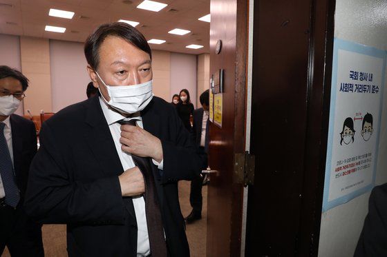 윤석열 검찰총장이 23일 국회 법제사법위원회 대검찰청 국정감사를 마친 뒤 국감장을 나서고 있다. 연합뉴스