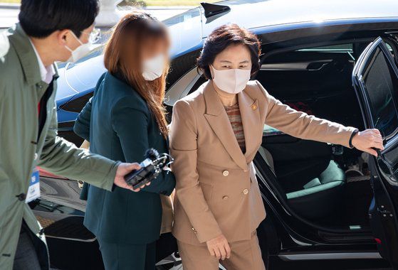 추미애 법무부 장관이 23일 오전 정부과천청사 법무부로 출근하고 있다.[뉴스1]