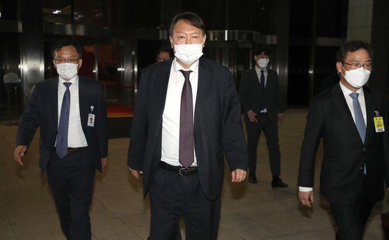 윤석열 검찰총장이 23일 국회 법제사법위원회 대검찰청 국정감사를 마친 뒤 국회를 나서고 있다. [연합뉴스]