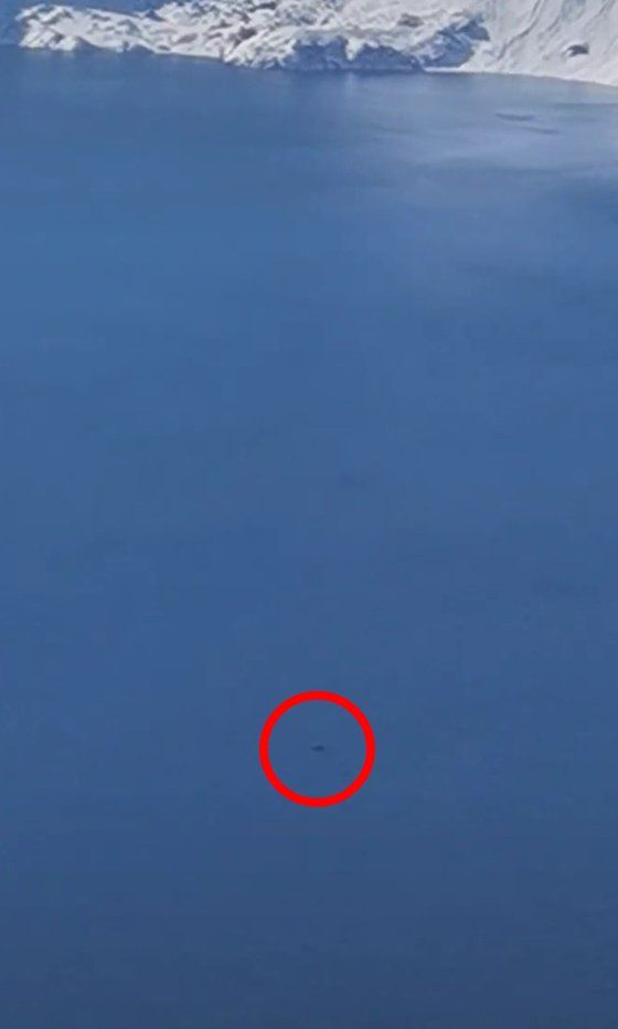 중국 국립공원 기념품가게 직원 샤오유가 지난 20일(현지시간) ″백두산 천지에서 7피트(약 2.13ｍ) 크기의 둥근 모양의 괴물체가 계속 수면을 떠다니고 있었다″고 주장했다. [SNS 캡처]