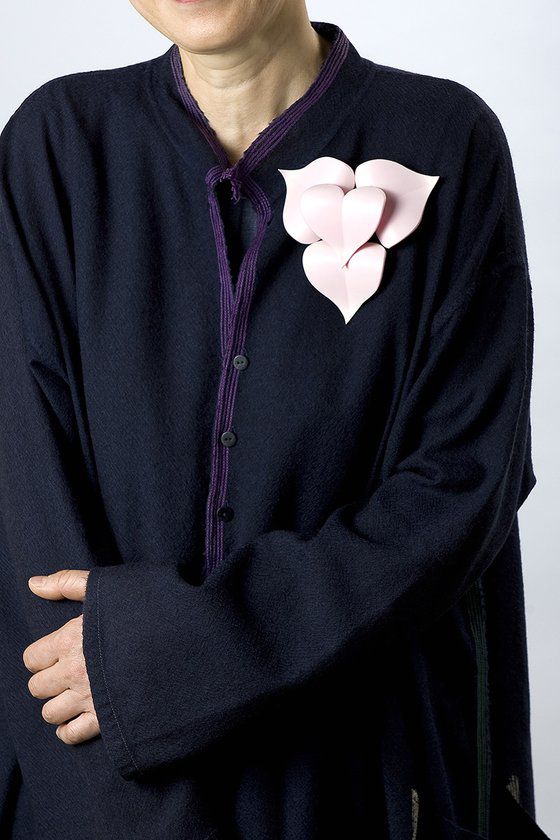 '100개의 브로치' 전시-조성호/ 분홍빛 심장 Pink Heart 화분받침 PP(폴리프로필렌), 정은 plant stand PP(polypropylene), sterling silver 13x12.5x3.5cm/ 2017