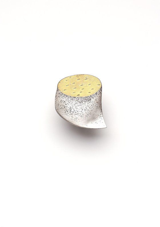 '100개의 브로치' 전시-김승희/ 막힌 그릇 Covered Container 정은, 금부 sterling silver, keumbooㅤ6x6x1cm/ 1994