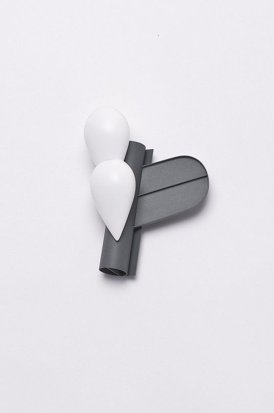 '100개의 브로치' 전시-한상덕/ 잘 익은 과일 Mature fruit 우레탄, 철, 백동, 스테인리스 스틸 urethane, iron, nickel silver, stainless steel 10x8.5x4cm/ 2019