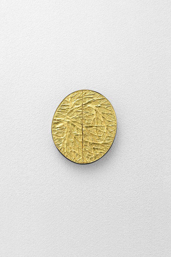 '100개의 브로치' 전시-최재욱/ 달의 정원 The Garden of the Moon 순금, 585금, 나무 fine gold, 585gold, wood 7x8x0.5cm/ 2018