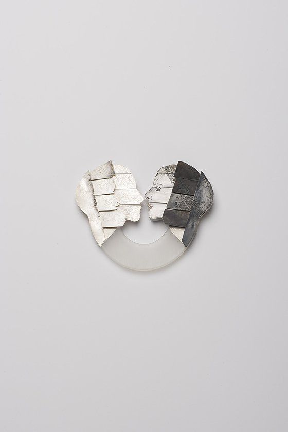 '100개의 브로치' 전시-조민정/ 두 사람 Two people 정은, 아크릴 플레이트플레이트, 스테인리스 스틸 sterling silver, acrylic plate, stainless steel 13x11x1.5cm/ 2018