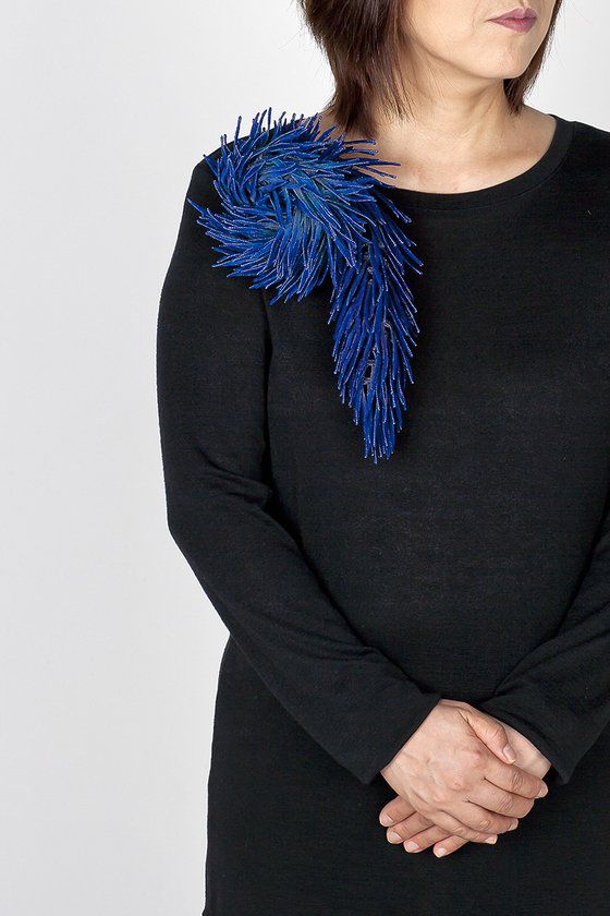 '100개의 브로치' 전시-박정혜/ 꼬리_2 Tail_2 실크, 염색, 정은 silk, hand-dyed, sterling silverㅤ15x19x4.5cm/ 2020