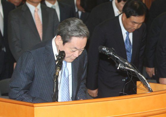 2008년 4월 경영쇄신안을 발표하고 사과하는 이건희 삼성 회장. 삼성 특검 이후 이 회장의 경영 일선 퇴진과 전략기획실 해체 등을 발표했다. 사진 중앙포토