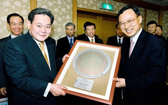 2003년 10월 이건희 삼성 회장(왼쪽)이 당시 황창규 삼성전자 사장(오른쪽)으로부터 삼성이 세계 최초로 개발에 성공한 70나노 4기가 낸드(NAND)플래시 메모리 개발 기념패를 받고 있다. 사진 중앙포토