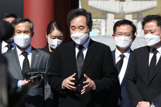 이낙연 더불어민주당 대표는 25일 이건희 삼성 회장 별세 소식에 "고인의 빛과 그림자를 차분히 생각하자"고 했다. 사진은 이 대표가 지난 24일 오전 광주광역시 운정동 국립민주묘지에서 참배를 마친 뒤 취재진의 질문에 답하는 모습. [뉴스1]