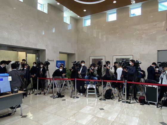 이건희 삼성전자 회장의 빈소가 마련된 삼성서울병원에 취재진이 몰려 있다. 〈김영민 기자〉