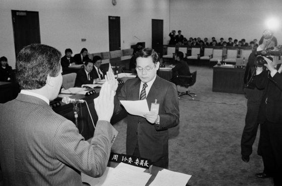 한국 재계를 대표하는 이건희 삼성그룹 회장이 25일 서울 일원동 삼성서울병원에서 별세했다. 향년 78세. 사진은 1989년 국회 5공특위에 출석한 이건희 회장이 선서하는 모습. [연합뉴스]