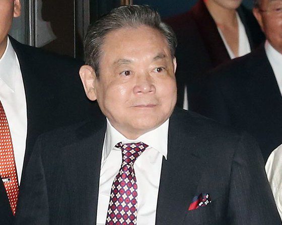 이건희 삼성그룹 회장이 25일 서울 일원동 서울삼성병원에서 별세했다. 향년 78세. 문재인 대통령은 이 회장의 빈소에 화환을 보내 애도의 뜻을 표하기로 했다. 조문은 노영민 비서실장과 이호승 경제수석이 맡아 문 대통령의 메시지를 직접 전달할 예정이다. 뉴스1